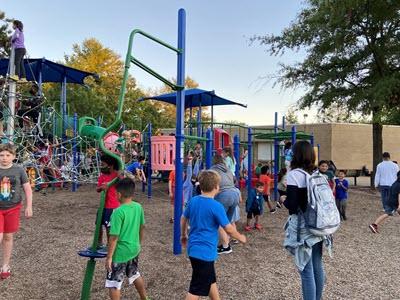 HES and the PTA met families at the HCC for a fun-filled event, Popsicles on the Playground.  Over 600 popsicles and 100 boxes of pizza were distributed!